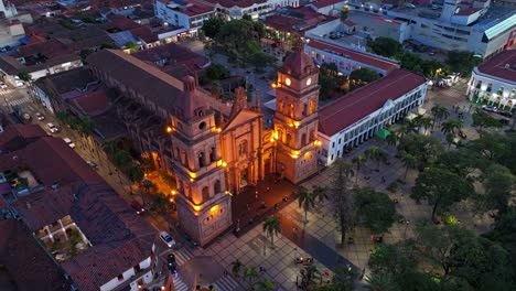 Hyperlapse-Drohnenaufnahme,-Stadt,-Hauptplatz,-Kathedrale,-Reise,-Himmel,-Santa-Cruz,-Bolivien