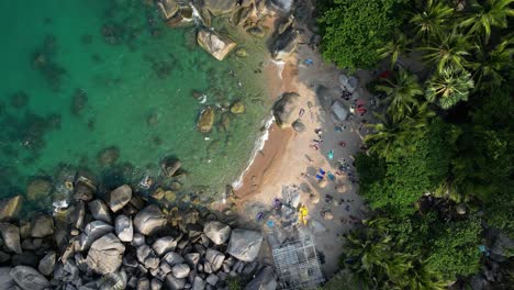 Draufsicht-Auf-Einen-Kleinen-Strand-Mit-Wunderschönem-Türkisfarbenem-Wasser