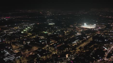 Hiperlapso-Nocturno-En-El-Sur-De-La-Ciudad-De-México,-Con-El-Estadio-Universitario-Al-Fondo.