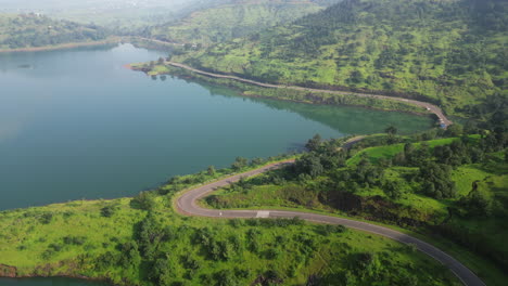 Vista-Aérea-De-La-Carretera-Entre-La-Cascada-De-Bahuli-Y-Los-árboles-Verdes-Nashik-Maharashtra