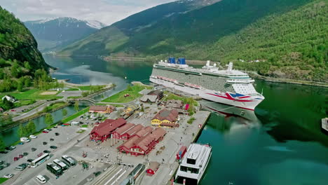 Luftaufnahme-Von-Kreuzfahrtschiff-Und-Flam-Hafen,-Norwegen,-Beliebtes-Touristenziel-An-Sonnigen-Tagen,-Drohnenaufnahme