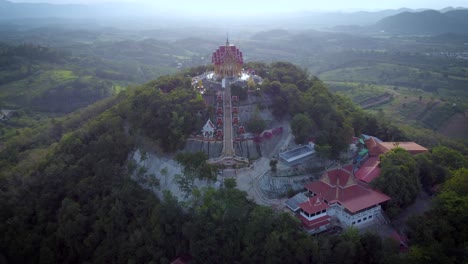 Un-Hito-Sorprendente-En-Tailandia-Conocido-Como-Wat-Pa-Phu-Hai-Long-En-Pak-Chong,-Nakhon-Ratchasima