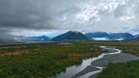 Luftbild-Hyperlapse-über-Dem-Mäandernden-Gletscherfluss-In-Glenorchy,-Während-Wolken-über-Den-Himmel-Rollen