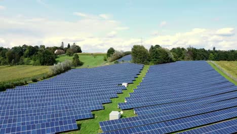 Vista-Aérea-En-Retirada-Sobre-El-Sistema-Fotovoltaico,-Tierras-De-Cultivo-Circundantes.