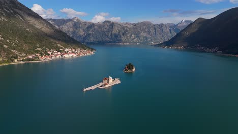 Imágenes-De-Drones-En-4k-Capturan-A-Nuestra-Señora-De-Las-Rocas-Y-Las-Islas-De-San-Jorge-En-La-Hermosa-Bahía-De-Kotor,-Montenegro,-Declarada-Patrimonio-De-La-Humanidad-Por-La-Unesco