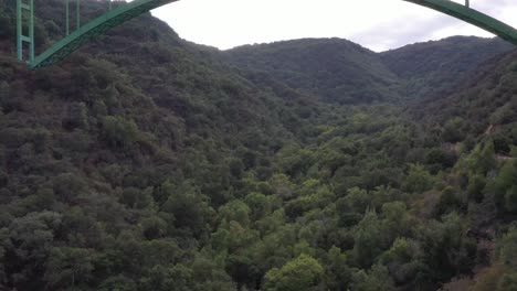 Puente-De-Arco-Del-Cañón-De-Primavera-Fría-Sobre-El-Bosque-En-Las-Montañas-De-Santa-Ynez,-California