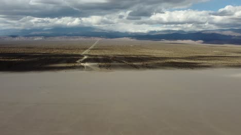 Lange-Straße-Von-Den-Argentinischen-Bergen-Zum-Flachen-Sand-Arroyo-El-Leoncito