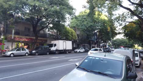 Los-Coches-Circulan-Por-La-Avenida-Directorio-Urbano-Verde-Grande-Asfaltado-Camino-Rápido-Sudamérica