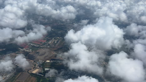 Eine-Luftaufnahme-Der-Wolken-Und-Der-Stadtlandschaft-Unter-Den-Wolken