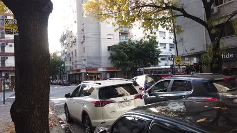 Herbstliche-Landschaft-An-Der-Avenida-Rivadavia,-Wahrzeichen-Des-Viertels-Flores,-Menschen-Laufen-Durch-Die-Straßen-Von-Buenos-Aires,-Der-Hauptstadt-Argentiniens