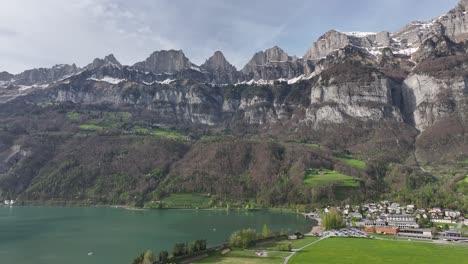 Ruhe-Am-Seeufer,-Wo-Der-Walensee-Auf-Die-Majestätische-Churfirstenkette-Trifft,-Schweiz---Luftaufnahme