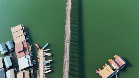 Enthüllung-Des-Hafens,-Der-Brücke-Und-Des-Mon-Dorfes-In-Songklaburi,-Thailand,-Einfangen-Der-Essenz-Des-Lebens-Am-Flussufer-Und-Des-Kulturellen-Reichtums