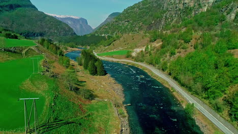 Malerische-Luftaufnahme-Des-Dorfes-Flam-In-Norwegen,-Malerisches-Tal-Und-Fluss,-Drohnenvideo