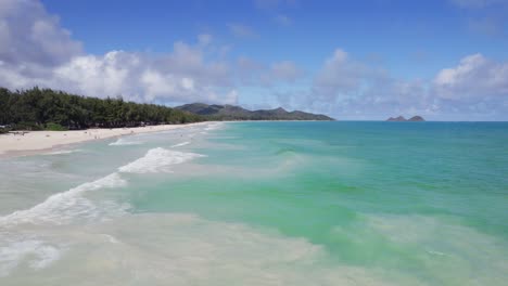 Luftaufnahmen-Eines-Weißen-Sandstrandes-Auf-Der-Insel-Oahu-Auf-Hawaii-Mit-Türkisfarbenem-Wasser-Und-üppiger-Vegetation,-Getrennt-Durch-Den-Weißen-Sand