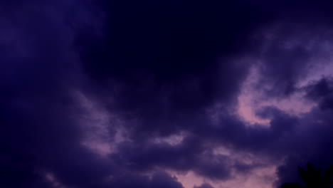 Lluvia-Antes-De-Las-Nubes-De-La-Tarde-Y-El-Cielo-Magnífico-En-Las-Nubes-De-Lapso-De-Tiempo-De-Movimiento-Rápido