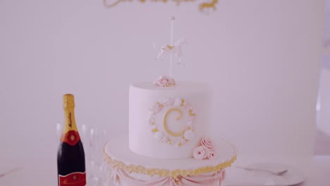 Elegante-Pastel-De-Celebración-Blanco-Con-Detalles-Dorados-Y-Adorno-Inicial-&#39;c&#39;