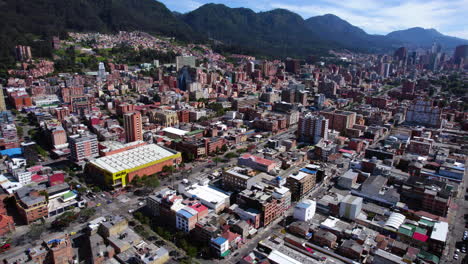 Toma-De-Drone-Del-Barrio-Residencial-Chapinero-De-Bogotá,-Colombia,-Calles-Y-Edificios.