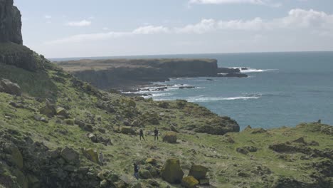 Eine-Kippaufnahme-Zeigt-Touristen,-Die-Die-Insel-Lunga-Nach-Papageientauchern-Durchsuchen