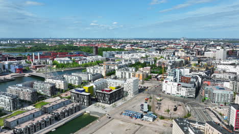 Toma-Aérea-De-Seguimiento-Del-Paisaje-Urbano-De-Jatkasaari,-Soleado-Día-De-Verano-En-Finlandia.