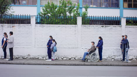 Plano-Amplio-De-Personas-Discapacitadas-En-Línea-Con-La-Distancia