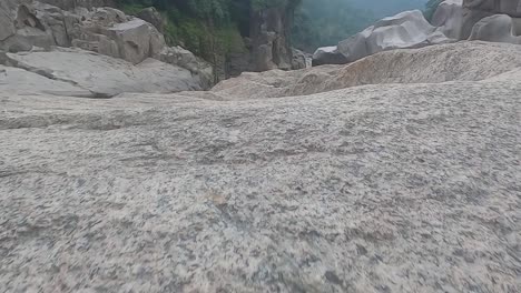 Vista-A-Pie-De-Piedra-Blanca-Brillante-Formada-Naturalmente-En-Forma-única-En-El-Lecho-Del-Río-De-Montaña-Por-La-Mañana-El-Video-Se-Toma-En-Sliang-Wah-Umngot-Amkoi-Jaintia-Hill-Meghalaya-India