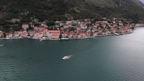 Eine-4K-Drohnenaufnahme-Zeigt-Die-Bezaubernde-Stadt-Perast-In-Montenegro,-Die-Für-Ihre-Barocke-Architektur-Und-Ihr-Maritimes-Erbe-Bekannt-Ist