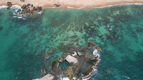 Toma-Cinematográfica-De-Una-Impresionante-Playa-En-La-Isla-De-Koh-Tao-En-Tailandia.