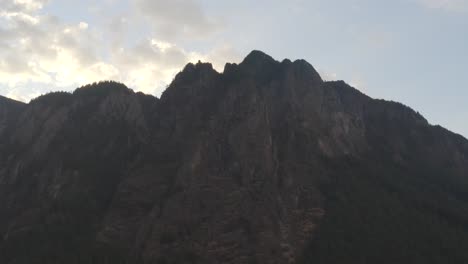 Vista-Aérea-De-Una-Montaña-En-Snoqualmie,-Washington