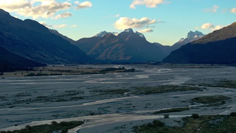 Tierras-Bajas-Yermas-Con-Amplios-Ríos-Serpenteantes-Y-Meandros-Al-Atardecer-En-Glenorchy,-Nueva-Zelanda