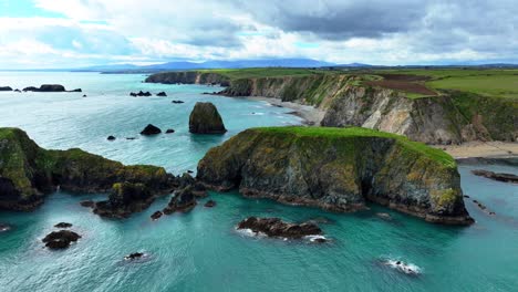 Drone-Espectacular-Costa-Islas-Calas-Y-Playas-Escondidas-Todo-Bajo-Un-Cielo-Cambiante-La-Costa-De-Irlanda