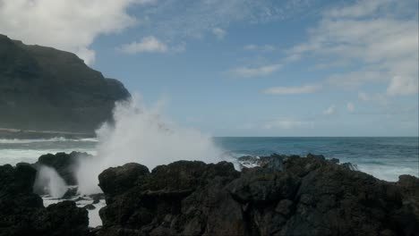 Poderosas-Olas-Chocan-Contra-Rocas-Volcánicas-En-Cámara-Lenta,-Playa-De-Las-Arenas