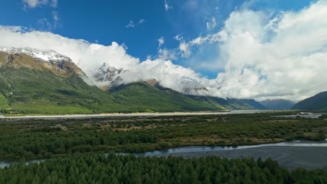 Panorama-Luftaufnahme-über-Dem-Dart-River-Mit-Wolkigen-Bergen-Im-Hintergrund-In-Glenorchy