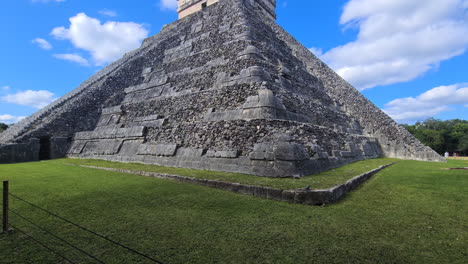 Chichén-Itzá,-Yucatán,-México,-Sitio-Del-Patrimonio-Mundial-De-La-Unesco,-Templo-Maya-Central-De-Kukulcán-El-Castillo-En-Forma-Piramidal-En-Un-Día-Soleado
