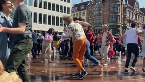 Gente-Bailando-En-La-Plaza-Kultorvet-En-Copenhague-En-Un-Día-Soleado