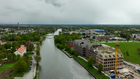 Baustelle-Am-Fluss-Mit-Kran-In-Der-Polnischen-Kleinstadt-Elblag,-Polen