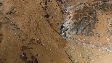 Footage-of-Lahaul,-Spiti-Valley-showing-Winer-colours-of-the-frozen-mountains-of-the-Himalayas