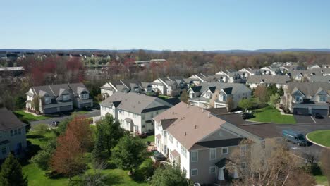 4K-Drohnenaufnahmen-Von-Eigentumswohnungen-Und-Wohnhäusern-In-Sackgassen-In-Middletown,-New-York