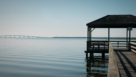 Klare-Wellen-Im-Morgenwasser-Der-Bucht-Unter-Dem-Pier