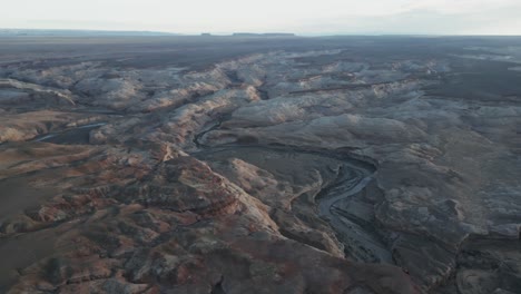 Eine-Beeindruckende-Luftaufnahme-Erfasst-Das-Zerklüftete-Gelände-Der-Wüste-Südlich-Von-Salt-Lake-City,-Utah,-USA,-Und-Zeigt-Die-Trockene-Und-öde-Landschaft