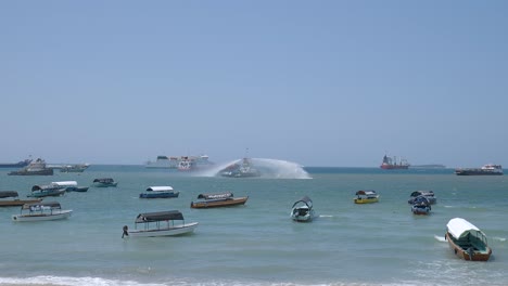 Traditionelle-Boote-In-Den-Küstengewässern-Von-Stone-Town-In-Sansibar,-Tansania,-Ostafrika