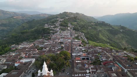 Volando-Sobre-El-Pintoresco-Pueblo-Andino-De-Salamina-Ubicado-En-La-Cresta-De-Una-Montaña-En-El-Departamento-De-Caldas-En-Colombia