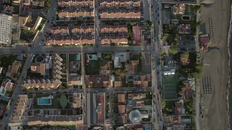 Alta-Vista-Aérea-Descendente-Sobre-Casas-De-Rincón-De-La-Victoria,-Málaga,-España