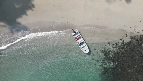 Pequeño-Barco-En-Aguas-Turquesas-En-Una-Playa-Aislada-En-El-Parque-Nacional-De-Utría,-Entre-Bahía-Solano-Y-Nuquí,-En-El-Departamento-De-Chocó,-En-La-Costa-Del-Pacífico-De-Colombia.