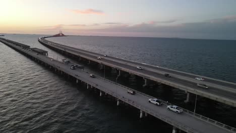 Luftaufnahme-Der-Berühmten-Sunshine-Skyway-Bridge-Und-Des-Angelstegs-In-Tampa-Bay,-Florida