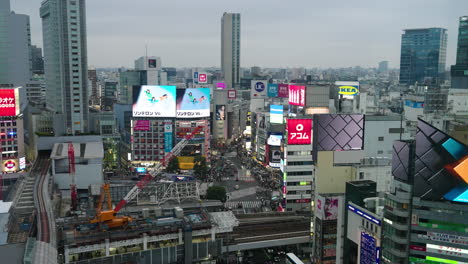 Zebrastreifen-Und-Stadtbild-Von-Shibuya-Bei-Sonnenuntergang-In-Tokio,-Japan---Hochwinkelaufnahme