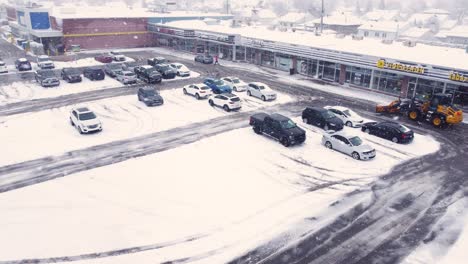 Parkplatz-Eines-Supermarkts-Durch-Frühlingsschneesturm-In-Longueuil,-Kanada,-Betroffen