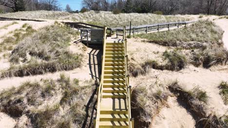 Zurückziehen,-Um-Die-Gesamte-Länge-Der-Neuen-Treppe-Zu-Zeigen,-Die-Auf-Der-Promenade-Installiert-Wurde