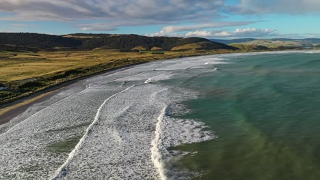 Luftbild-Panorama-Übersicht-über-Porpoise-Curio-Bay-In-Neuseeland-Mit-Langen-Wellen