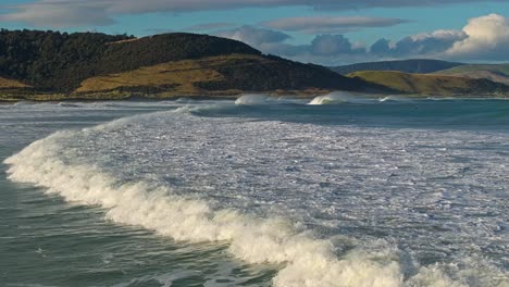 Las-Olas-Del-Océano-Chocan-Y-Dejan-Cal-Batida-En-La-Bahía-De-Porpoise,-Nueva-Zelanda