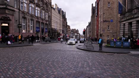 Street-scenes-in-Edinburgh-on-a-winter's-day,-Scotland